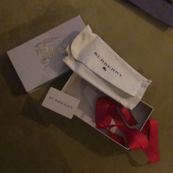 Burberry box with extras - Picture 2 of 2